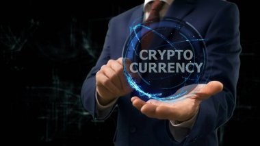 İşadamı kavramı hologram Cryptocurrency elini üzerinde gösterir.