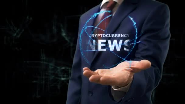 Uomo d'affari mostra concetto ologramma Cryptocurrency notizie sulla sua mano — Video Stock