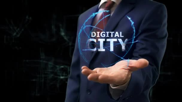 Бизнесмен показывает концептуальную голограмму Цифровой город на руке — стоковое видео