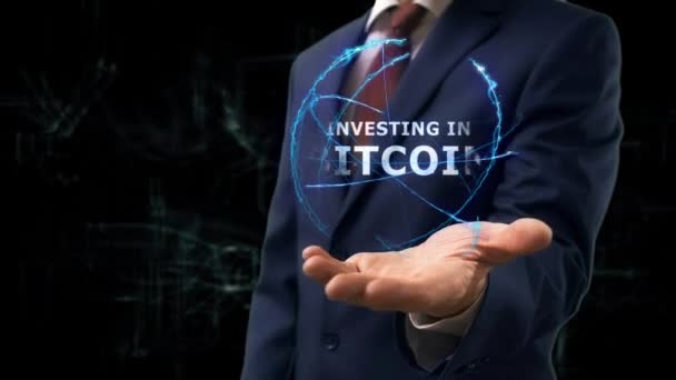 Zakenman toont concept hologram investeren in Bitcoin op zijn hand — Stockvideo