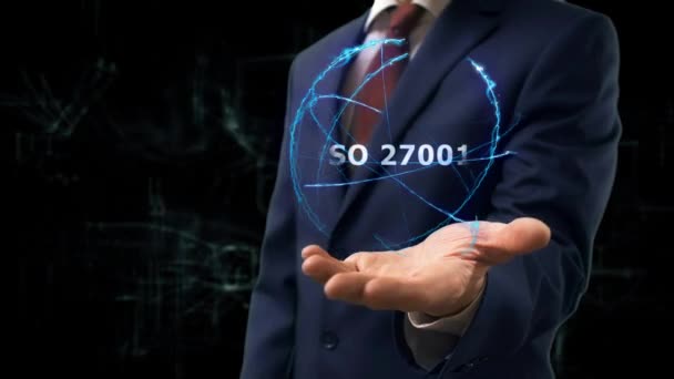 Homme d'affaires montre concept hologramme ISO 27001 sur sa main — Video