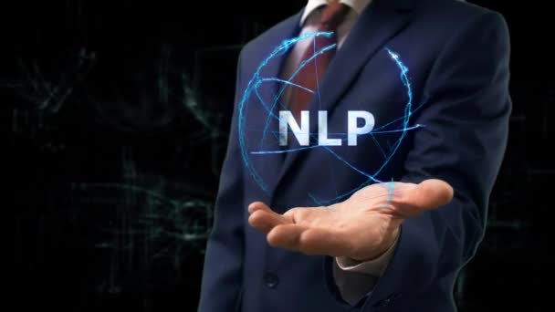 Бизнесмен показывает концептуальную голограмму НЛП на руке — стоковое видео