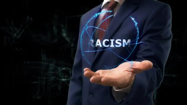 Бизнесмен показывает концептуальную голограмму расизма на руке — стоковое видео