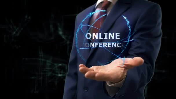 Бизнесмен показывает концептуальную голограмму онлайн-конференции на руке — стоковое видео