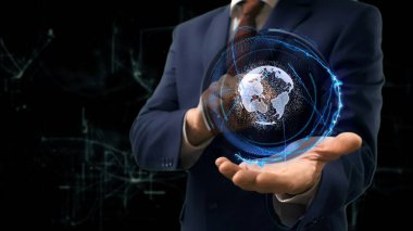 İşadamı kavramı hologram dünya elini üzerinde gösterir.