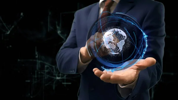 İşadamı kavramı hologram dünya elini üzerinde gösterir.