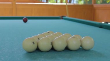 Tablo için bilardo topları piramit ile