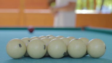 Adam işaret alır ve Rus bilardo oyun başlar
