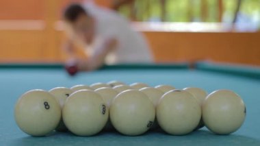 Bir adam bir oyun içinde Rus bilardo başlar.
