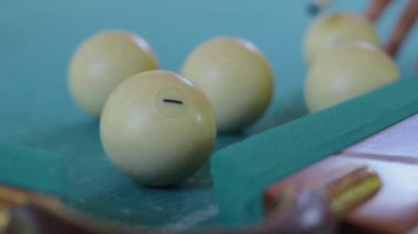 Topu cebine düşüyor