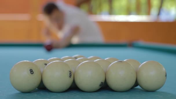 A man starts a game in Russian billiards — Stock Video