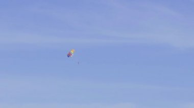 Açık güneşli havalarda parasailing