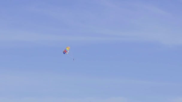Parasailing in clear sunny weather — Stock Video