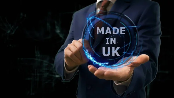 Homme d'affaires montre hologramme concept Fabriqué au Royaume-Uni sur sa main Images De Stock Libres De Droits