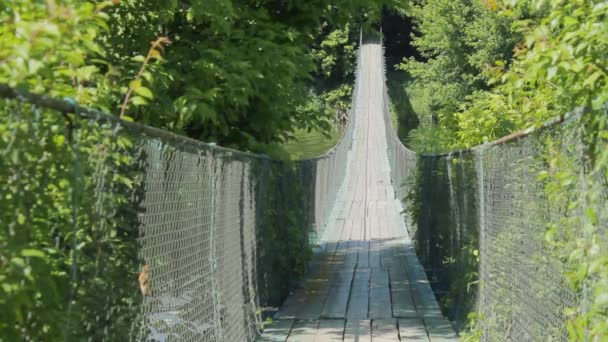 Oude kabel brug over de rivier — Stockvideo