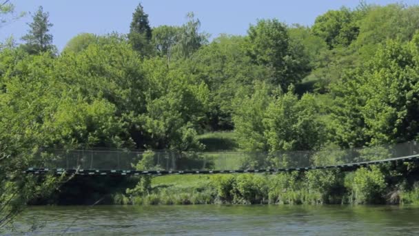 Hängbro Över Floden Landsbygden — Stockvideo