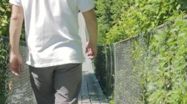 Adamın biri düz ip köprüde girer