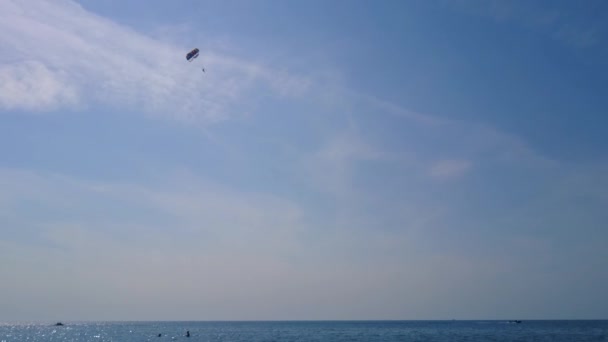 Powerboat τραβά ένα αλεξίπτωτο στον ουρανό — Αρχείο Βίντεο