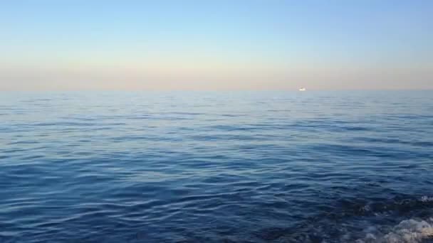 un yacht blanc dans la mer