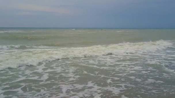 바람이 부는 날씨 동안 더럽거나 진흙 바다 — 비디오