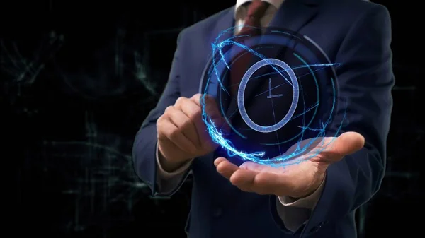 İşadamı kavramı hologram 3d saat elinde gösterir.