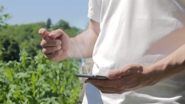 Człowiek pokazuje pojęcia hologramu płatności na jego telefon — Wideo stockowe