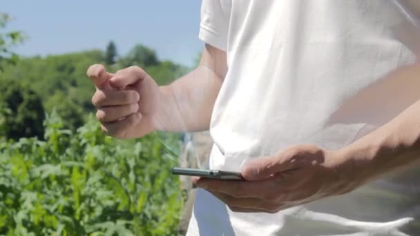Человек показывает концептуальную голограмму "Биотехнология" на телефоне — стоковое видео