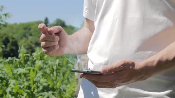 Человек показывает концептуальную голограмму ISO 27001 на своем телефоне — стоковое видео