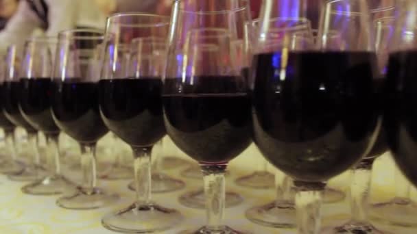Офіціант п'є вино в окуляри на вечірці — стокове відео
