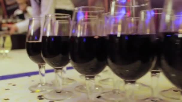 Kyparen häller vin i glas på en fest — Stockvideo
