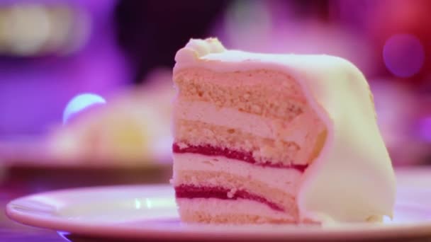 Pièce appétissante de gâteau sur une assiette — Video