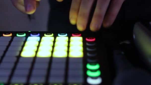 DJ riproduce sul controller audio dell'auto — Video Stock