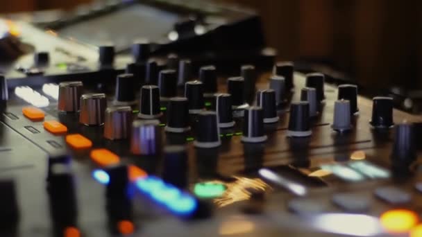 Μίξερ DJ σε ένα νυχτερινό κέντρο διασκέδασης σε ένα πάρτι — Αρχείο Βίντεο