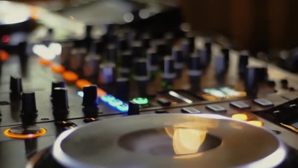 DJ mixer in een discotheek op een feestje — Stockvideo