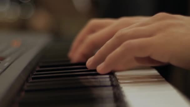 Manos masculinas tocando piano — Vídeos de Stock