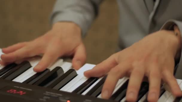 Erkek eller hızla piyano oynuyor — Stok video