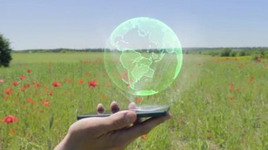 Akıllı telefonda yeşil gezegen Earth hologram