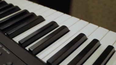 Erkek piyanistler eller presler belgili tanımlık anahtar taşı