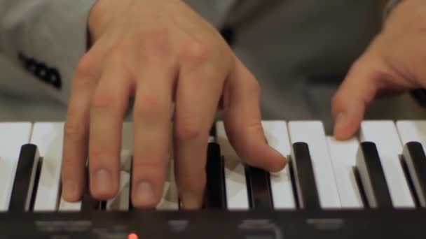 Vista horizontal de las manos de pianistas masculinos presiona las teclas — Vídeos de Stock
