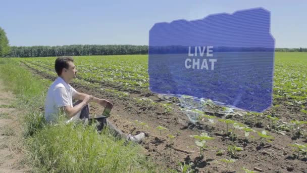 Homem está trabalhando em HUD com texto chat ao vivo — Vídeo de Stock