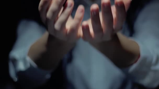 Las manos muestran holograma redondo Activa tu cerebro — Vídeo de stock