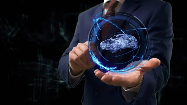 İşadamı kavramı hologram 3d aile otomobili elini üzerinde gösterir.