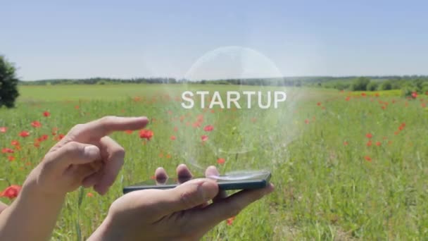 Holograma de inicio en un teléfono inteligente — Vídeos de Stock