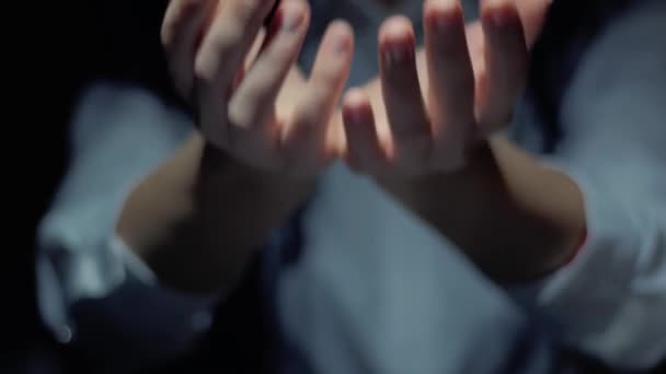 Las manos muestran holograma redondo Inundaciones — Vídeo de stock