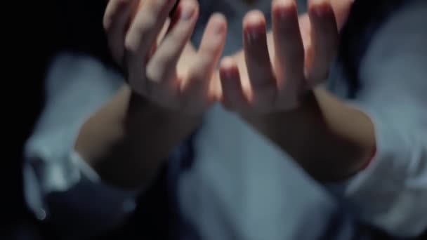 Handen tonen ronde hologram waterkracht — Stockvideo