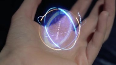 Bir kadın elinde hoş geldiniz metin hologram