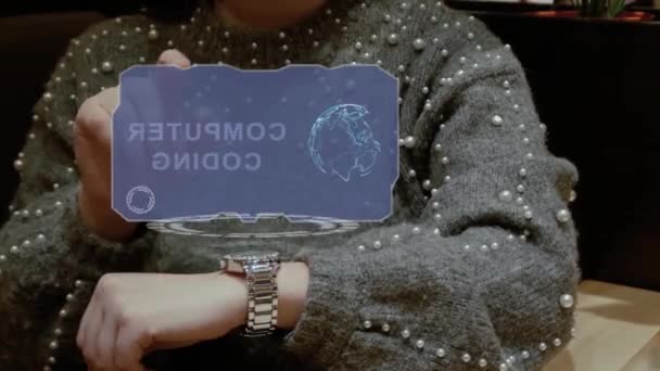 Femme utilise montre hologramme avec texte codage informatique — Video