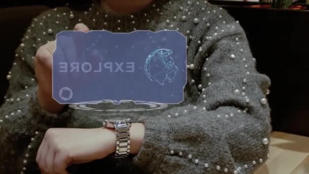 Mulher usa relógio holograma com texto Explore — Vídeo de Stock