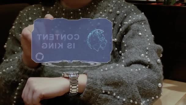 Femme utilise montre hologramme avec texte Contenu est roi — Video