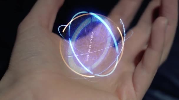 Síguenos holograma de texto en una mano femenina — Vídeo de stock